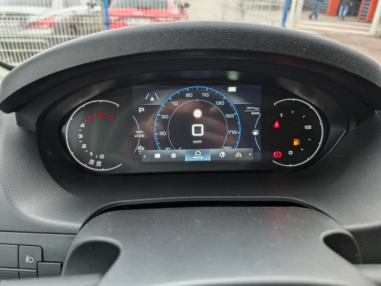 Combiné numérique 7 pouces affichant vitesse et compte-tours du Citroën Jumper 2025 vu de face intérieur