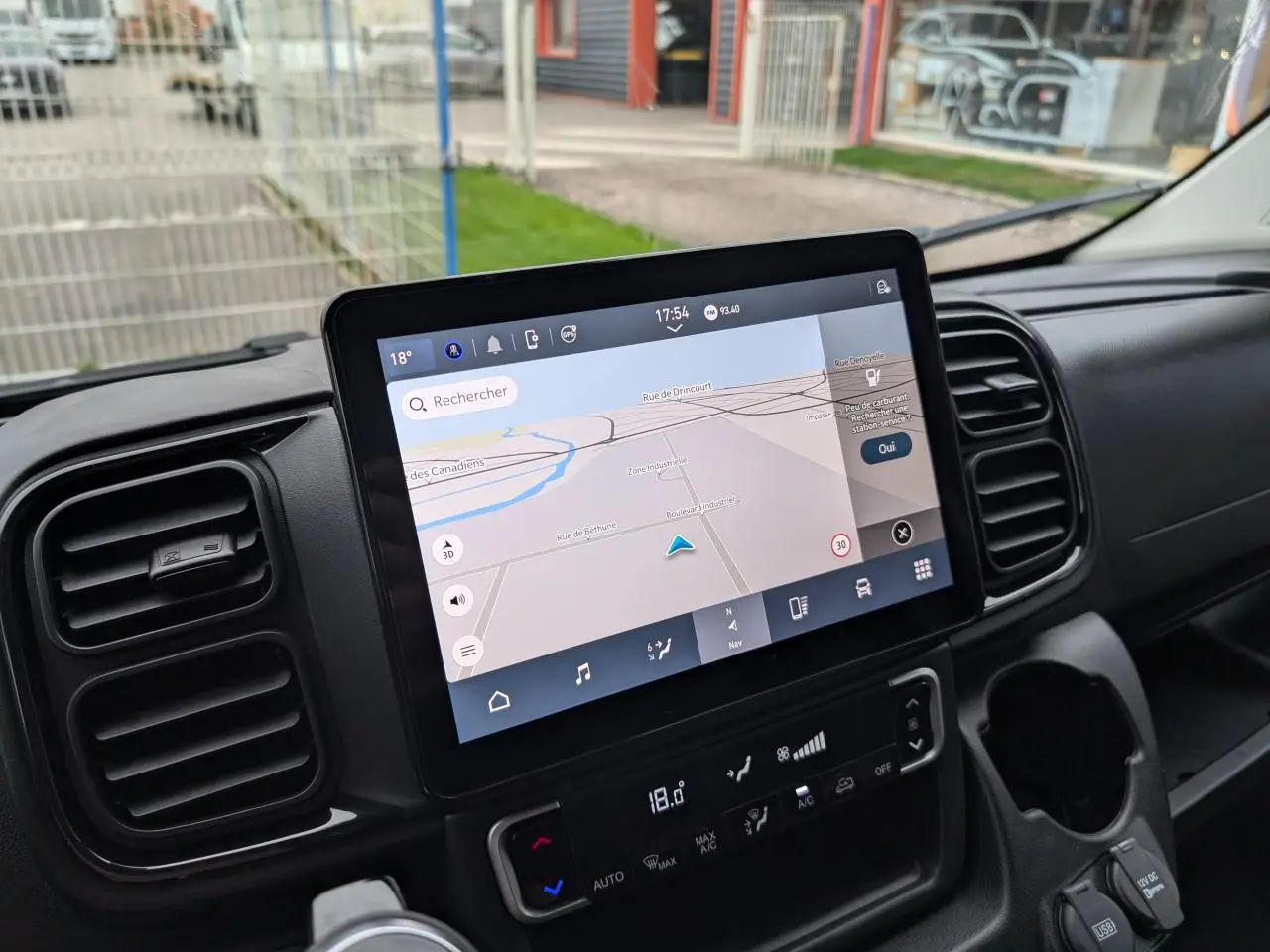 Vue rapprochée de l'écran tactile 10'' avec navigation du tableau de bord du Citroën Jumper blanc 2025.