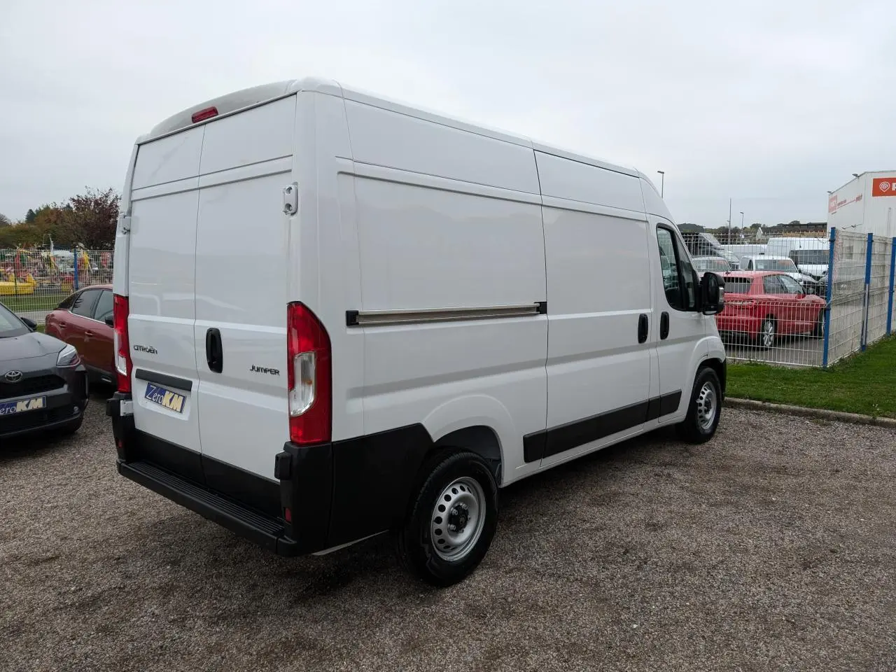 Vue 3/4 arrière droite du Citroën Jumper blanc 2025 avec portes arrière battantes et roues acier 16 pouces.
