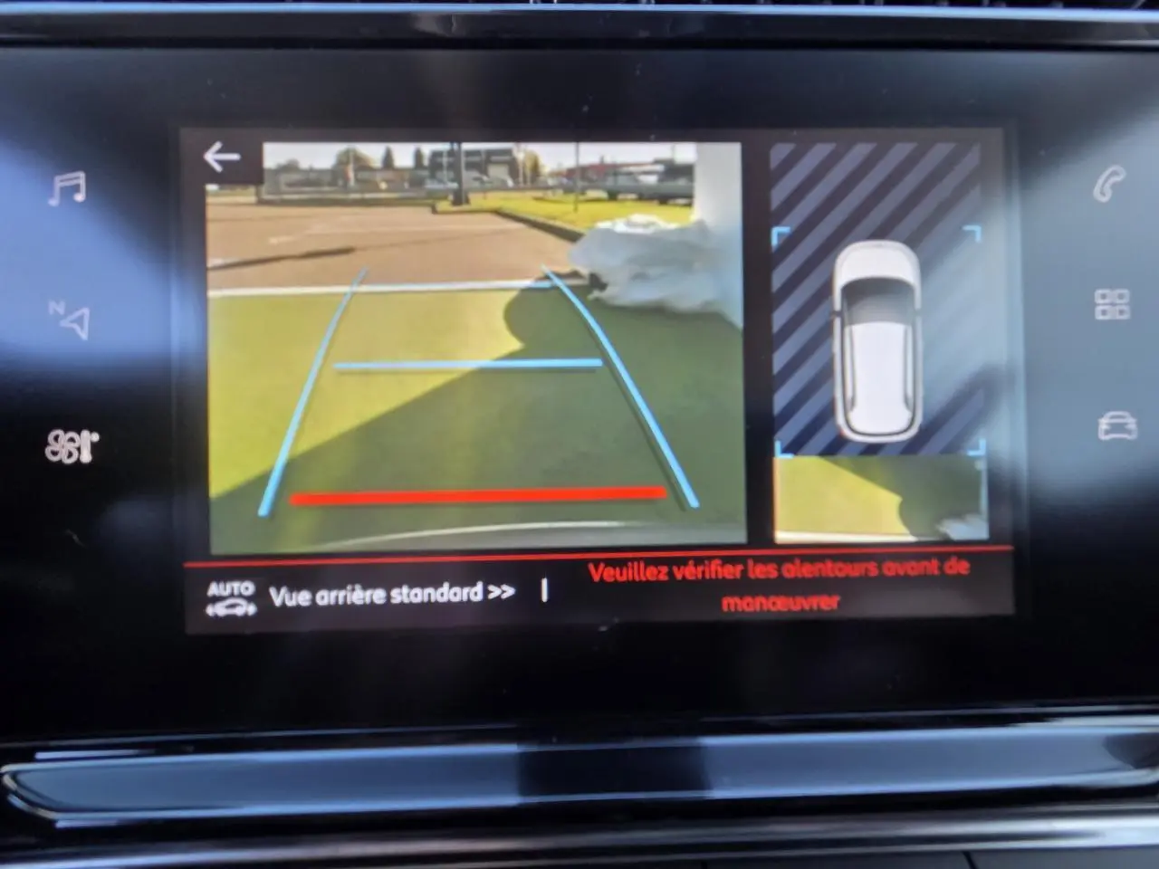 Écran de caméra de recul du Citroën C3 Aircross 2021 montrant les lignes de guidage et l'affichage top rear vision.
