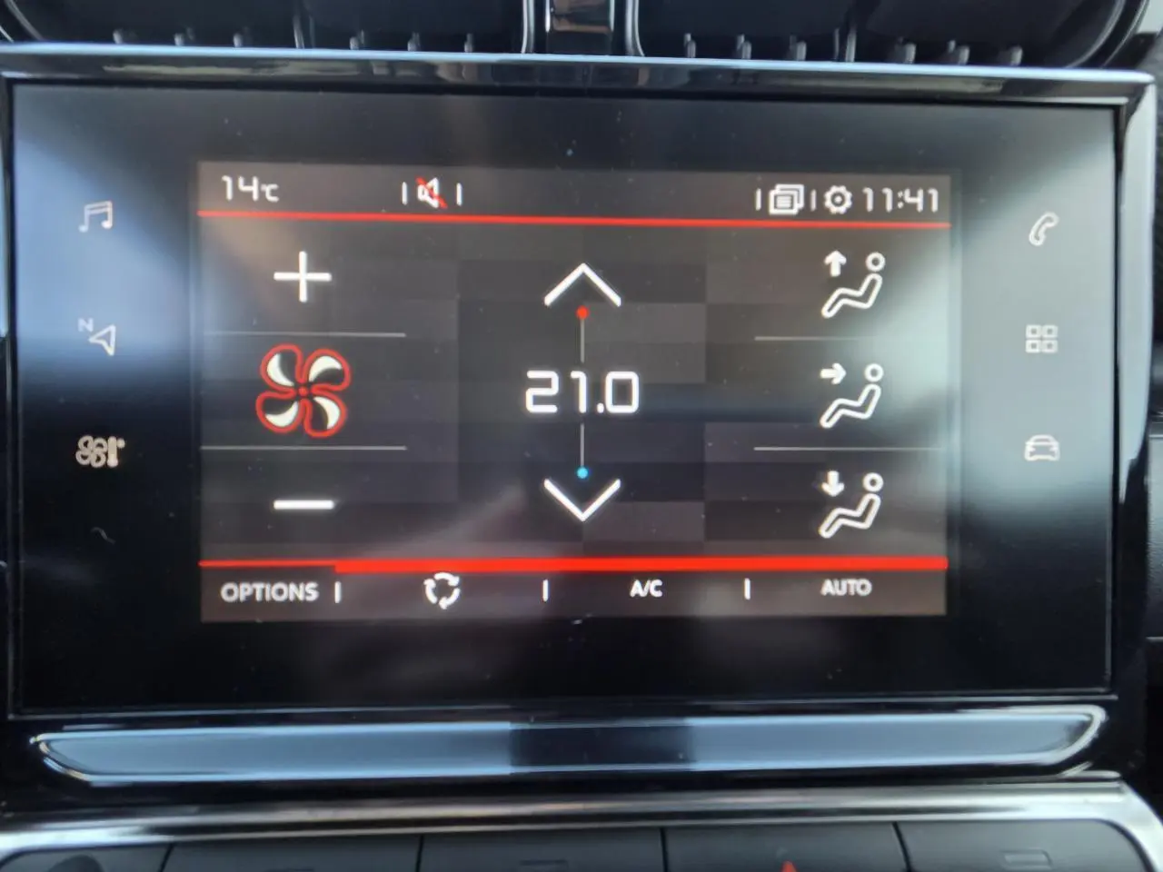 Écran tactile central de la Citroën C3 Aircross 2021 affichant la climatisation réglée à 21°C.