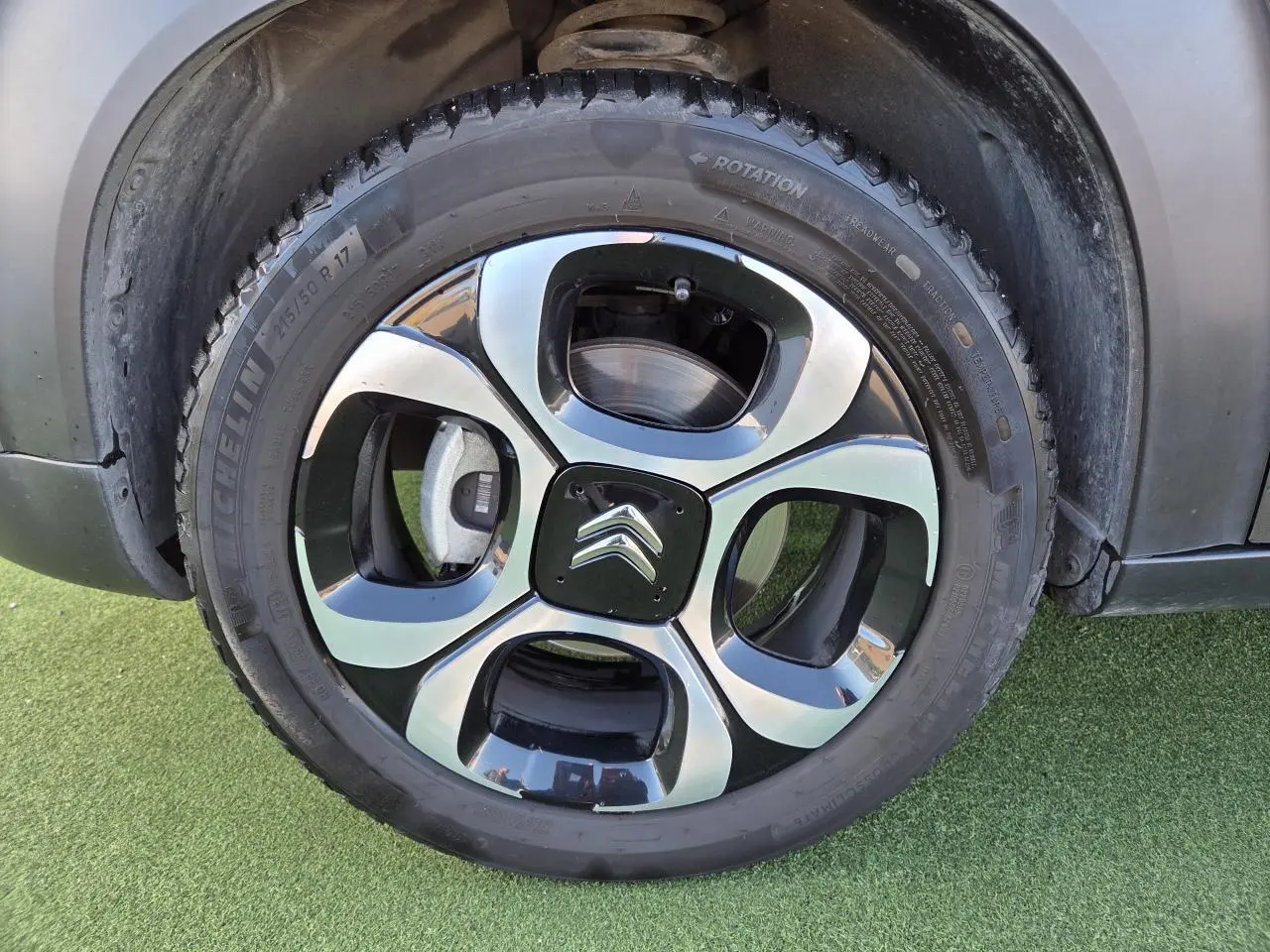 Gros plan sur la jante alliage 17'' diamantée noire et argentée du Citroën C3 Aircross gris platinium.