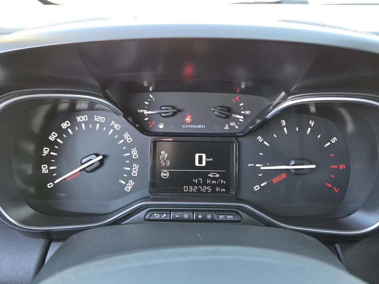 Vue rapprochée du tableau de bord de la Citroën C3 Aircross 2021, affichage numérique et compteurs analogiques noirs.