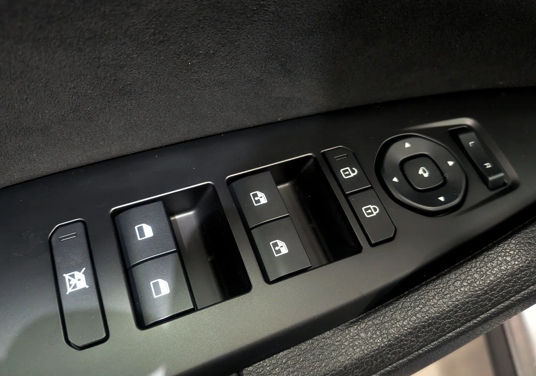 Panneau de commandes des vitres et rétroviseurs côté conducteur du Kia Sportage 2025 gris céramique toit noir.
