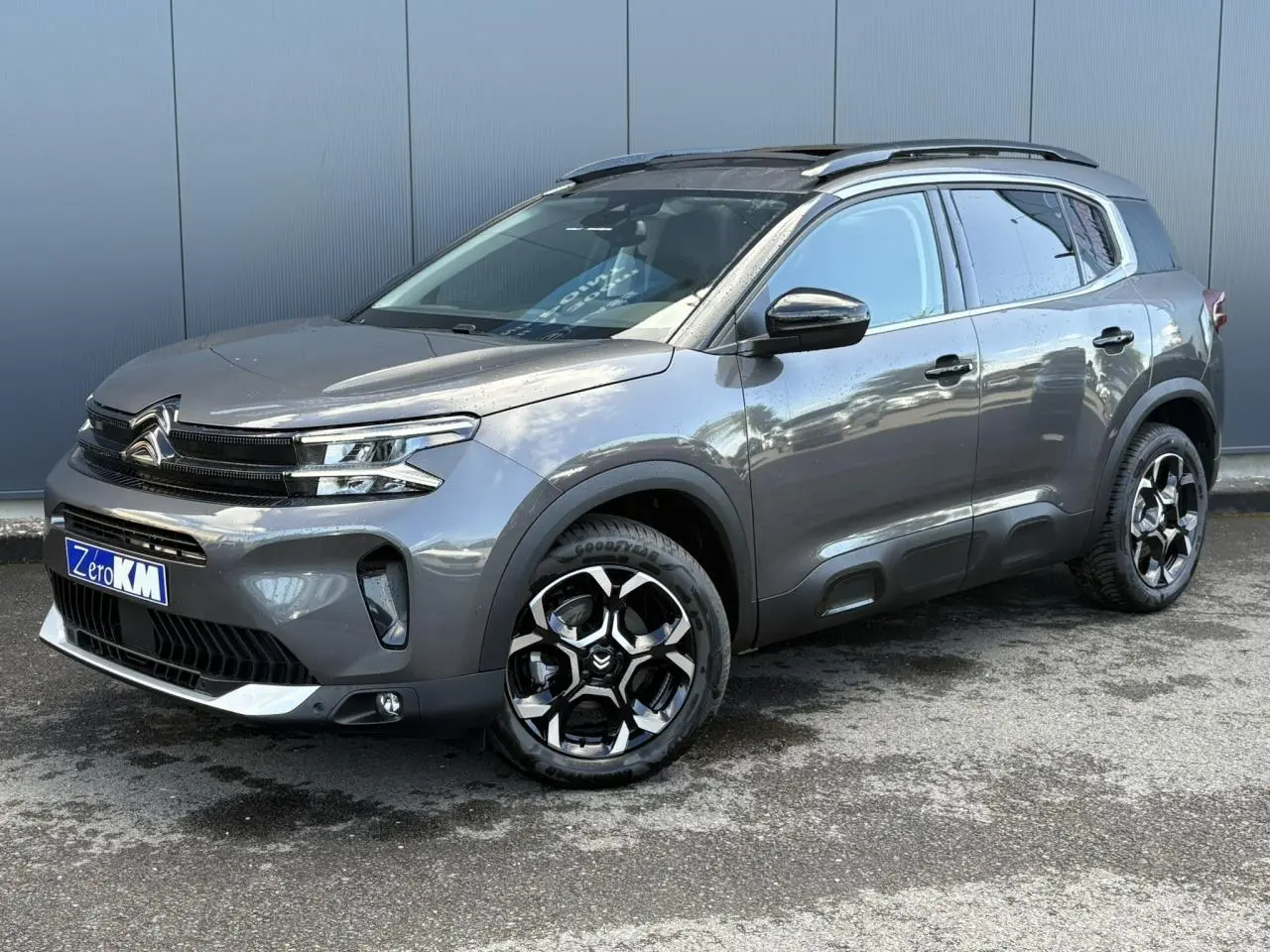 Citroën C5 Aircross gris Platinium en 3/4 avant droit avec jantes alliage bi-ton et toit noir panoramique.