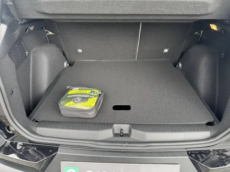 Coffre ouvert de la Citroën C3 Aircross noir Perla Nera, montrant plancher de coffre plat avec trousse de secours.