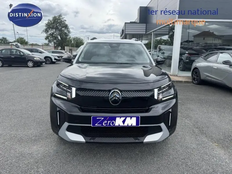 Vue avant d'un Citroën C3 Aircross 2026 noir Perla Nera avec toit blanc et signature lumineuse LED distinctive.