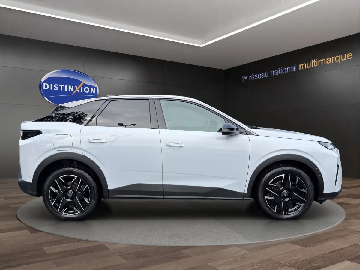 Vue latérale droite d'un Peugeot 3008 blanc 2025 avec jantes noires et toit panoramique noir.