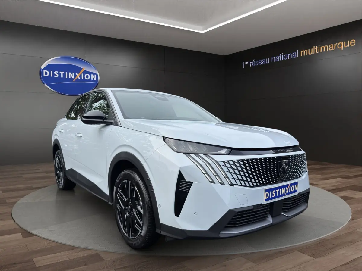 Peugeot 3008 blanc vue 3/4 avant droit en showroom avec calandre noire à motif géométrique et jantes noires.