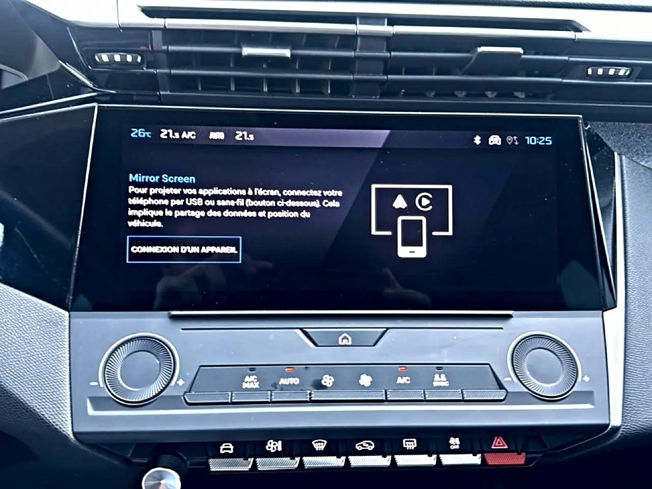 Écran tactile central de la Peugeot 308 1.5 BlueHDi 130 Allure 2025, avec commandes climatisation et interface Mirror Screen.