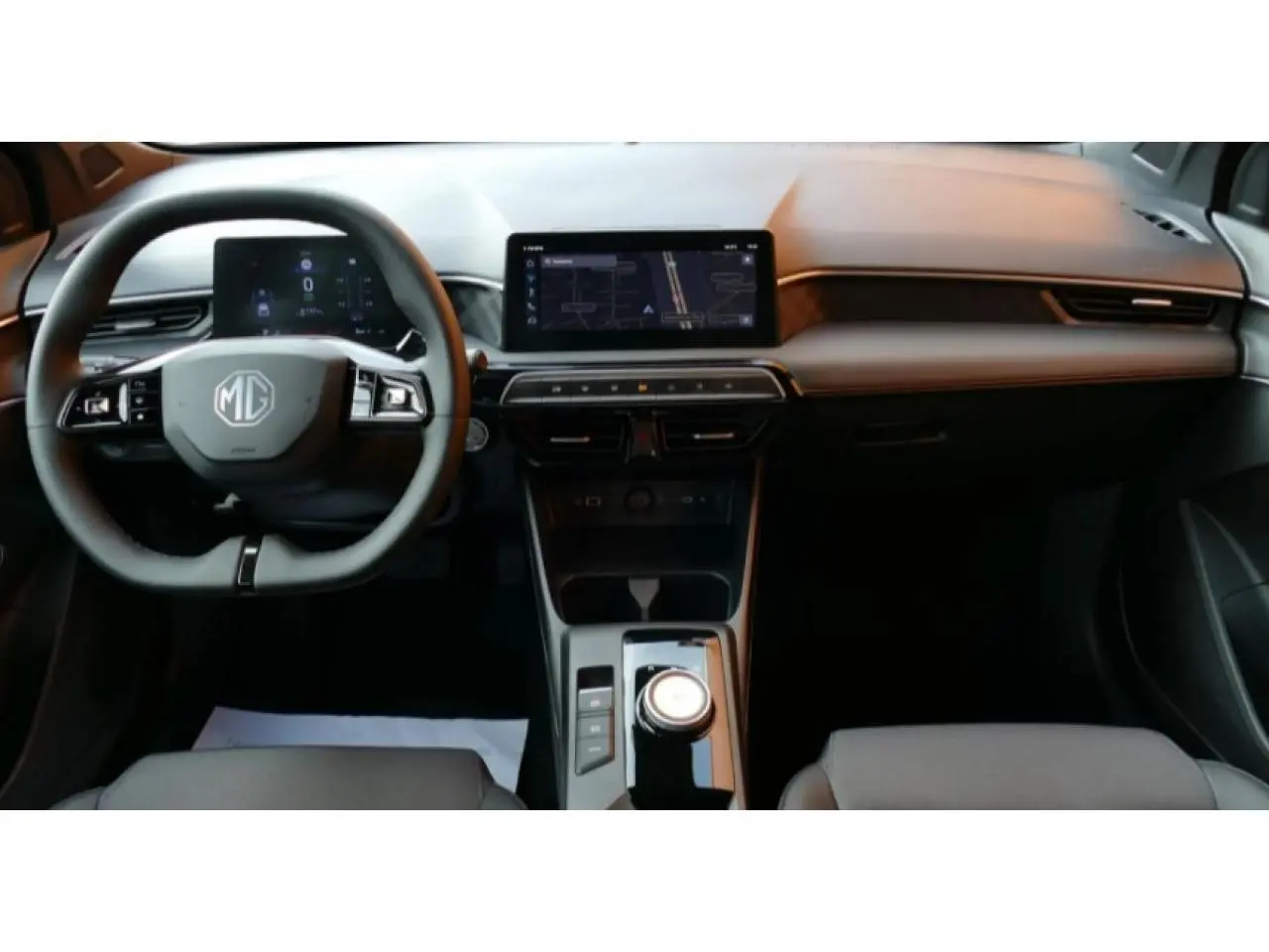 Vue intérieure frontale du tableau de bord du MG3 1.5 HYBRID+ 195 LUXURY 2026 avec volant multifonction et écran tactile central.