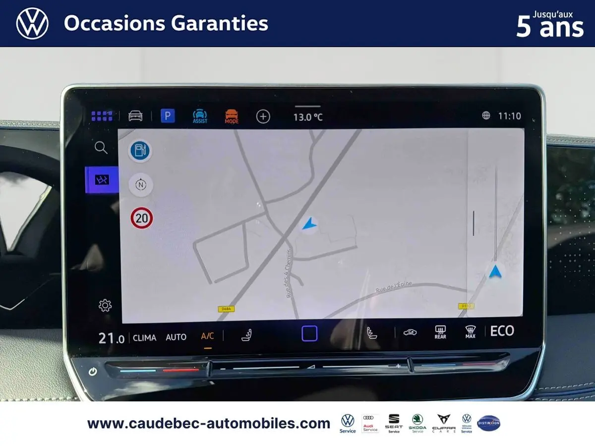Écran tactile central du Volkswagen Tiguan 2025 affichant la navigation, avec interface moderne et commandes climatisation visibles.