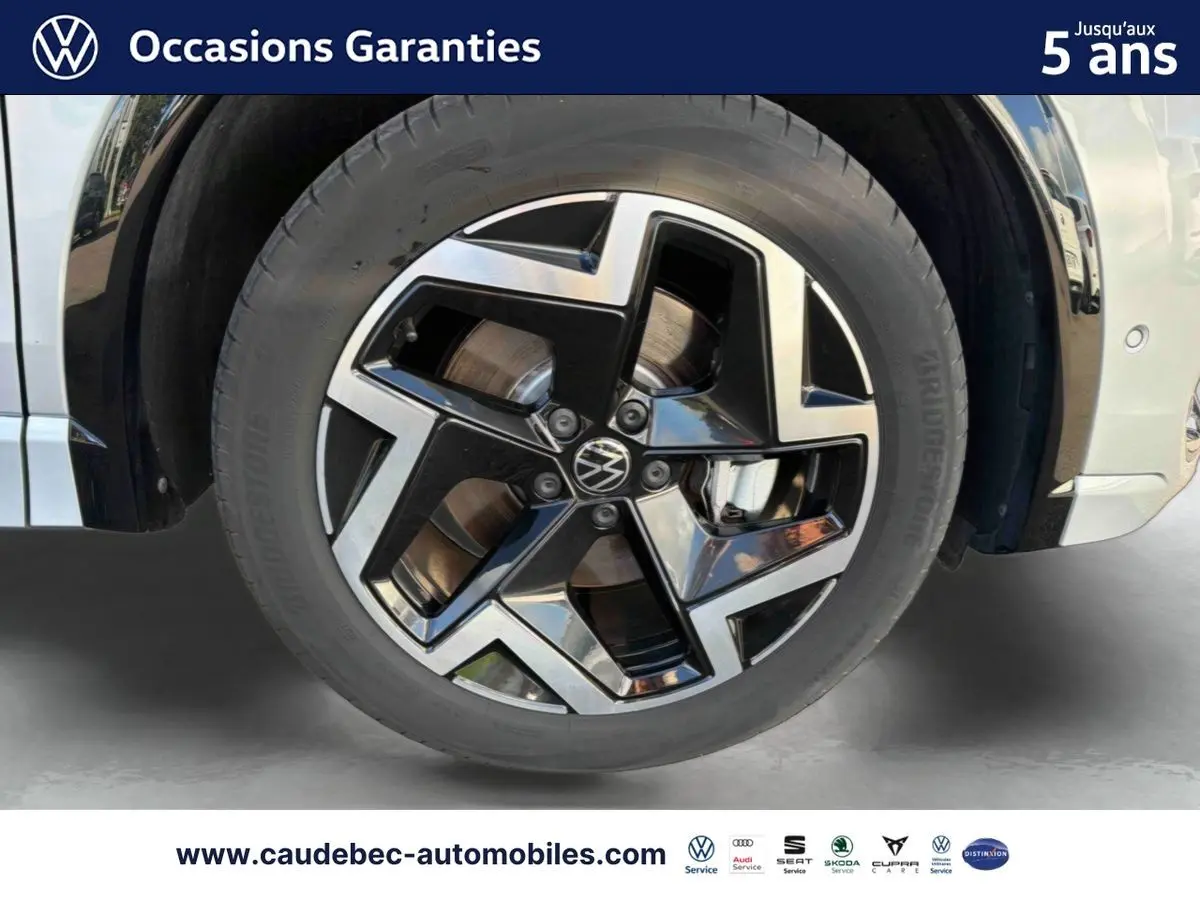 Gros plan sur la jante alliage 19 pouces Coventry noire et argent du Volkswagen Tiguan 1.5 eHybrid argent Dolomite.