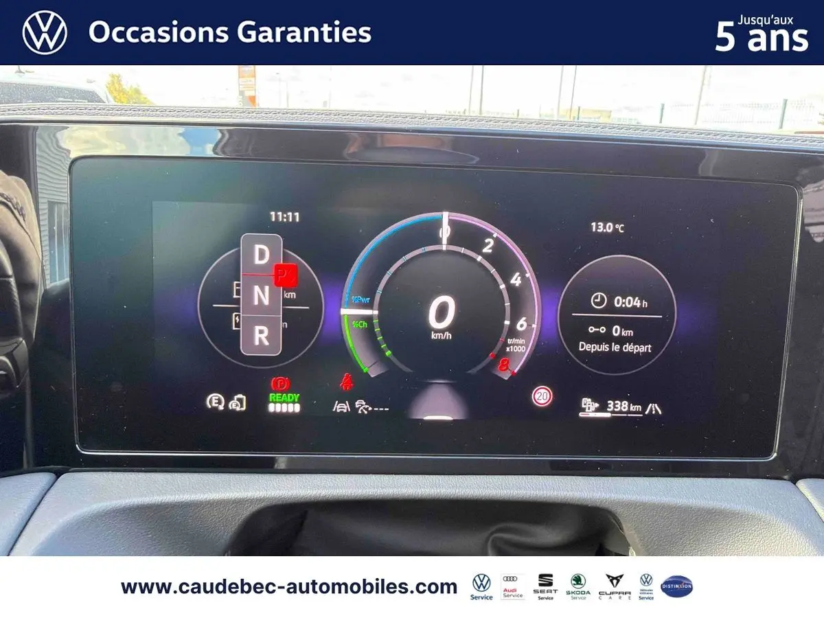 Tableau de bord numérique du Volkswagen Tiguan eHybrid 2025 affichant vitesse, température et mode de conduite.