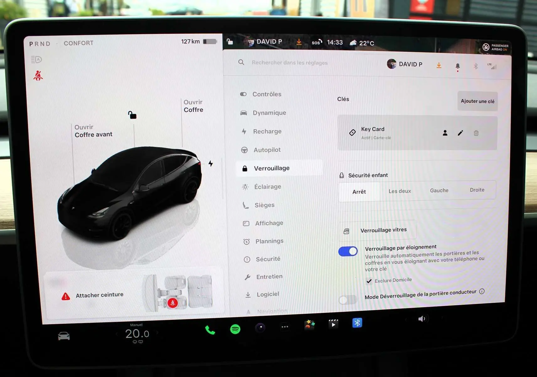Écran tactile intérieur affichant la configuration et le verrouillage d'une Tesla Model Y noire métal 2024.