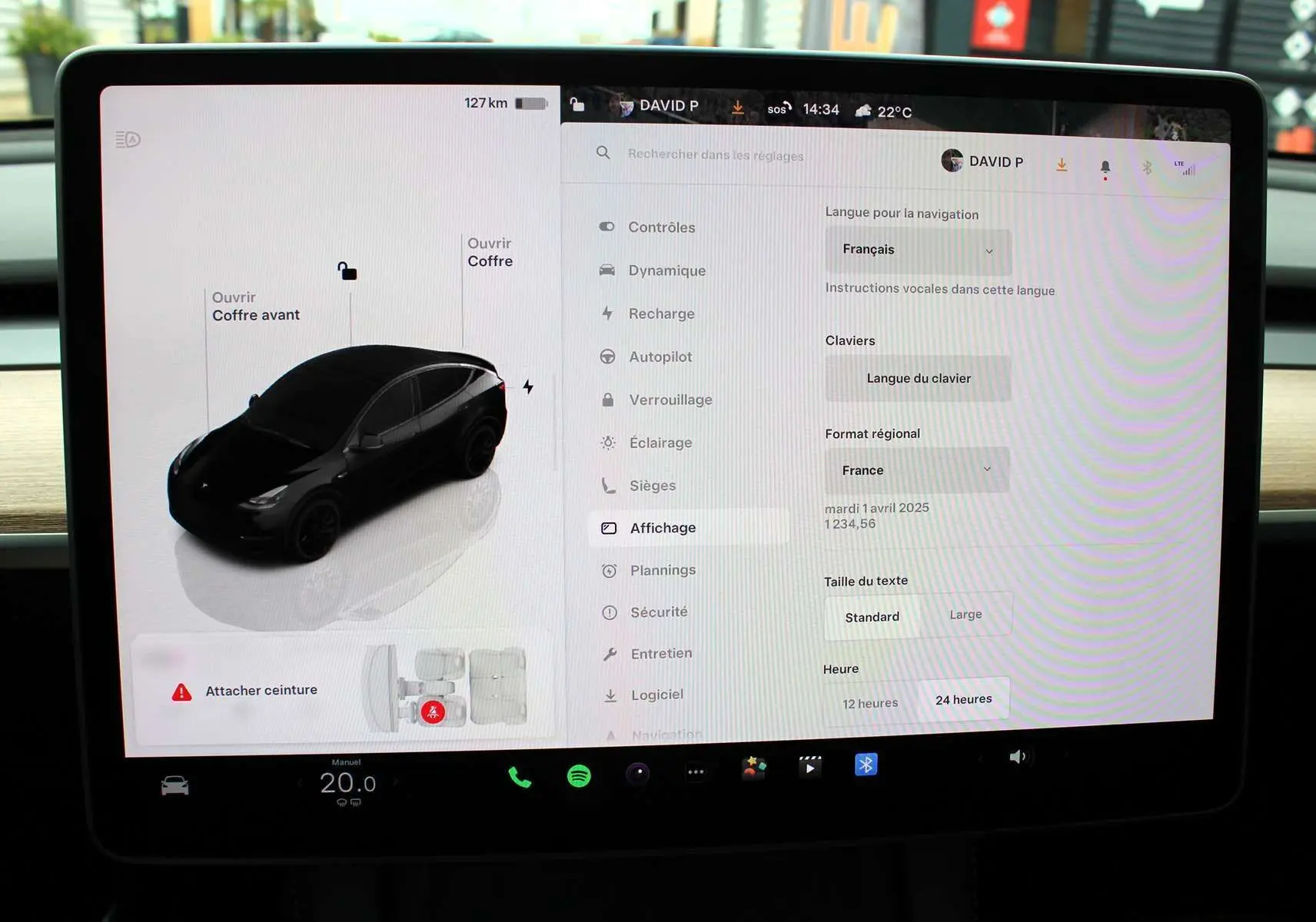 Écran tactile central de la Tesla Model Y 2024 affichant les réglages du véhicule et la vue 3D noire du SUV électrique.