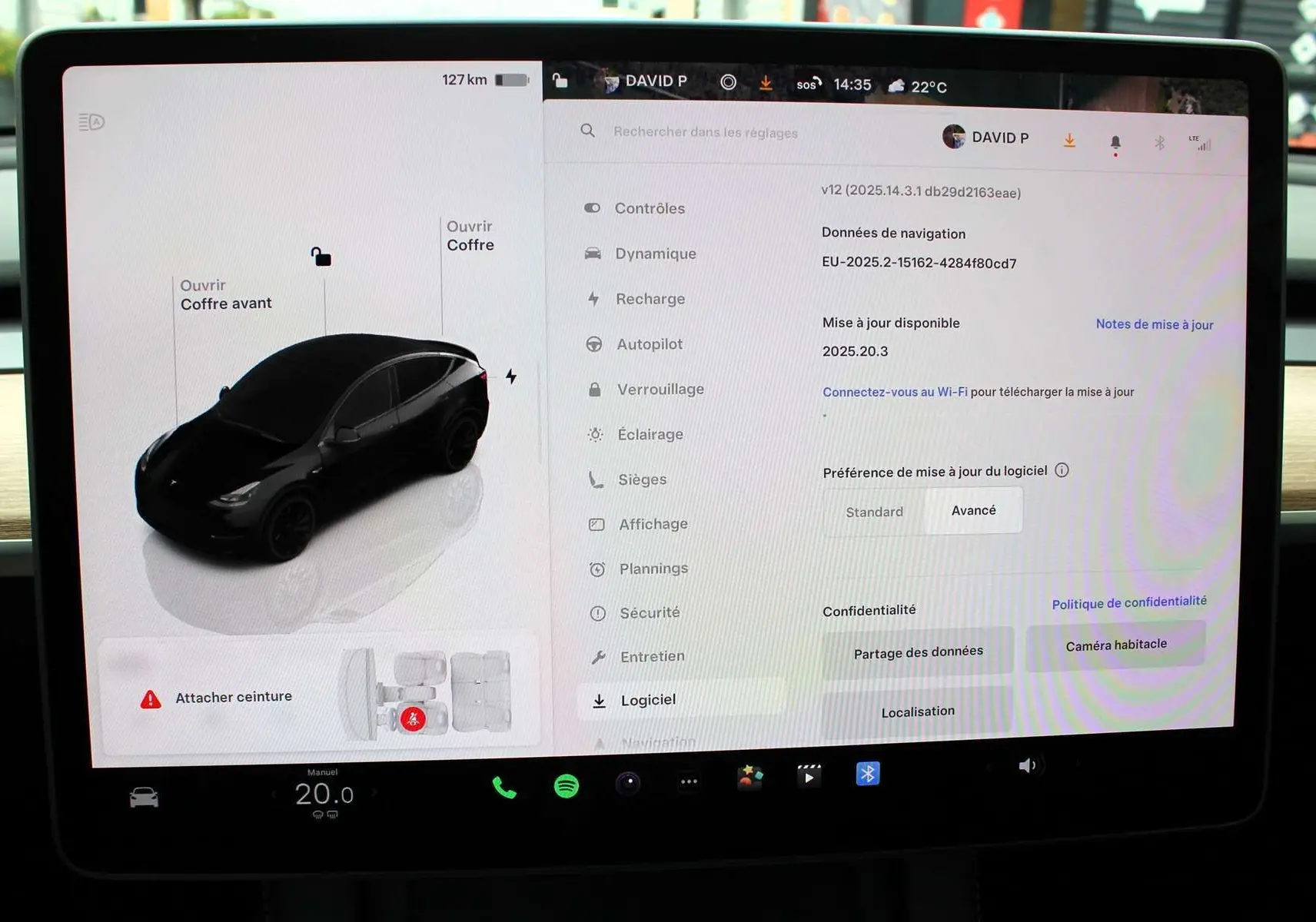 Écran tactile intérieur de la Tesla Model Y noir métal 2024 montrant le menu logiciel et l'animation 3D du véhicule en vue 3/4 arrière.