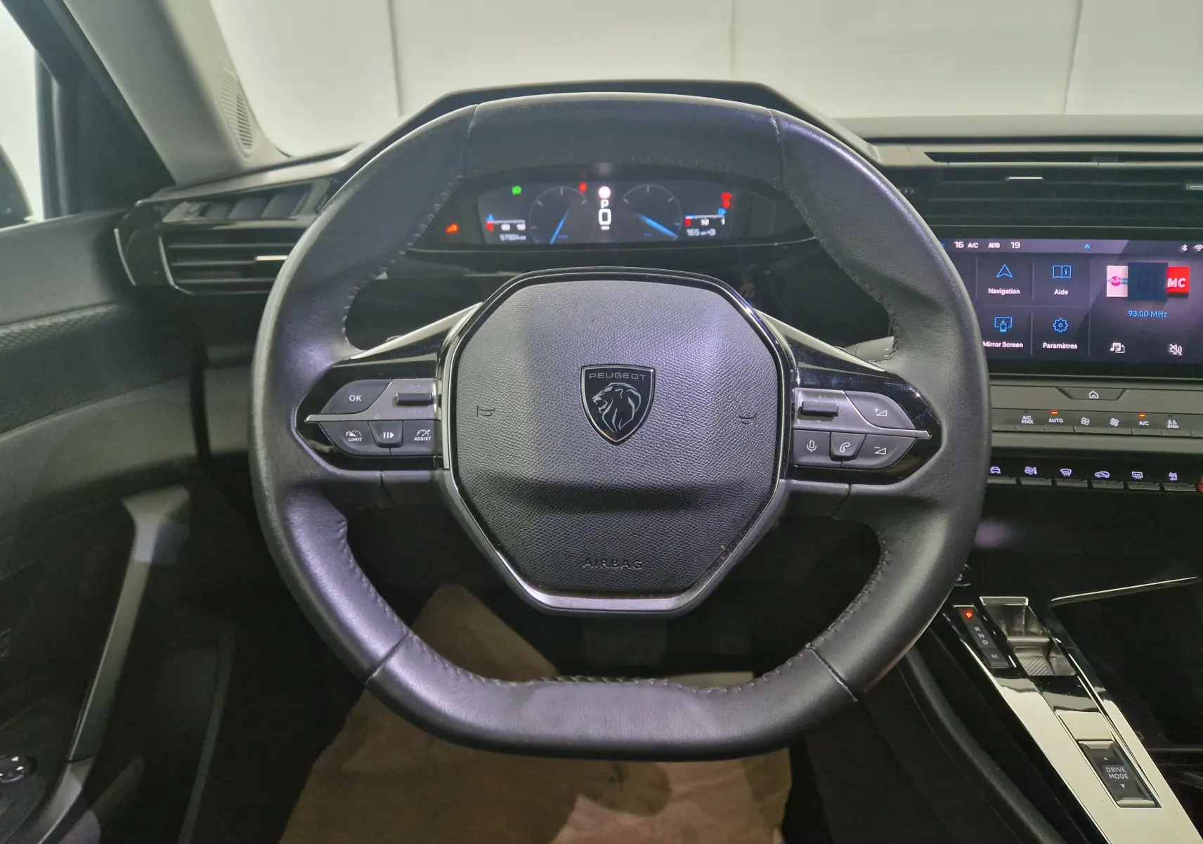 Commande des vitres et rétroviseurs côté gauche intérieur d'une Peugeot 308 noire de 2022 finition Active Pack GPS.