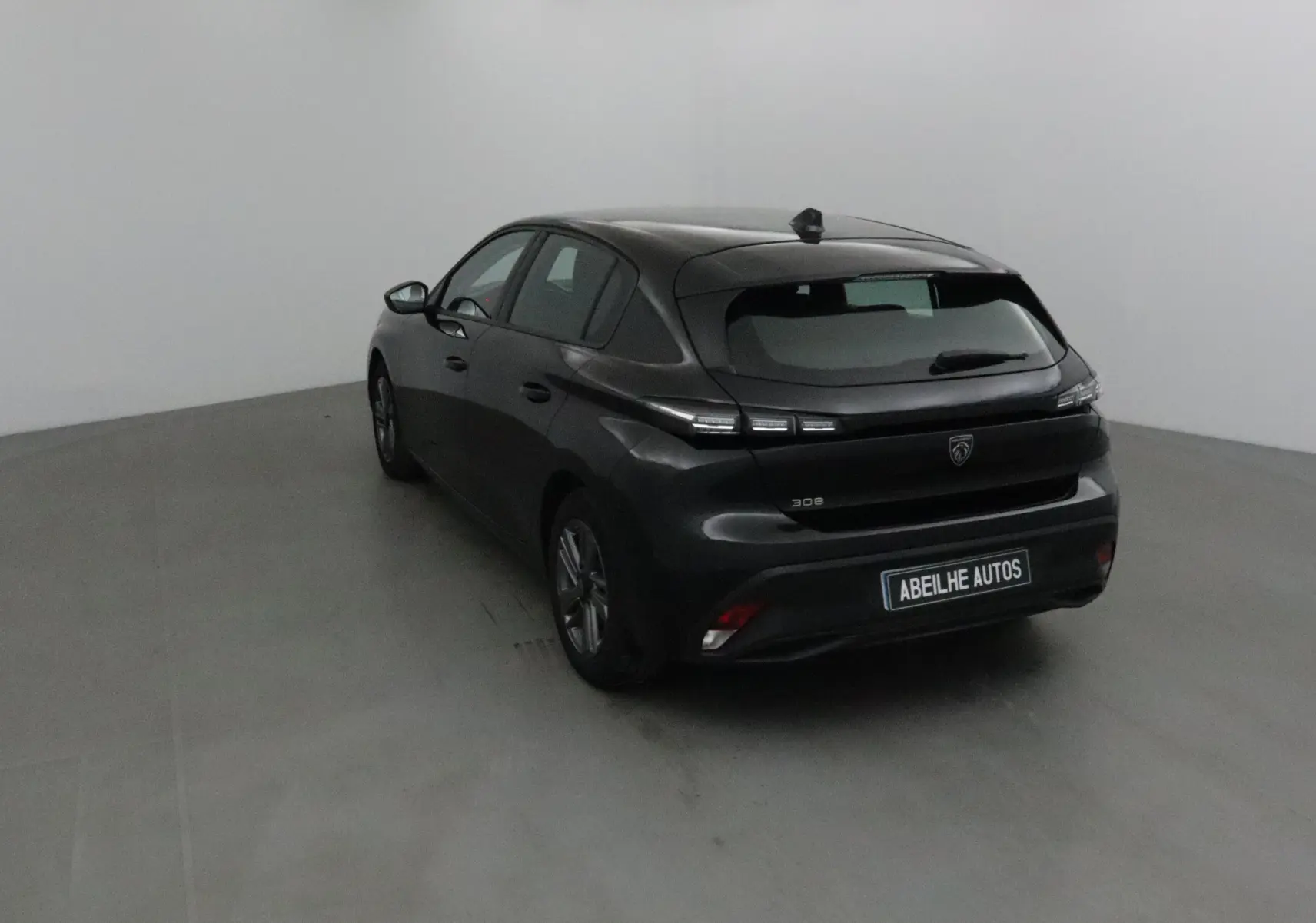 PEUGEOT 308 noir vue 3/4 arrière droit, feux arrière LED caractéristiques et jantes alliage 16 pouces.