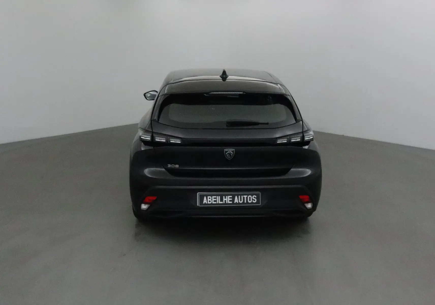 Profil côté gauche d'une Peugeot 308 noire de 2022, version Active Pack avec jantes alliage et carrosserie lisse.