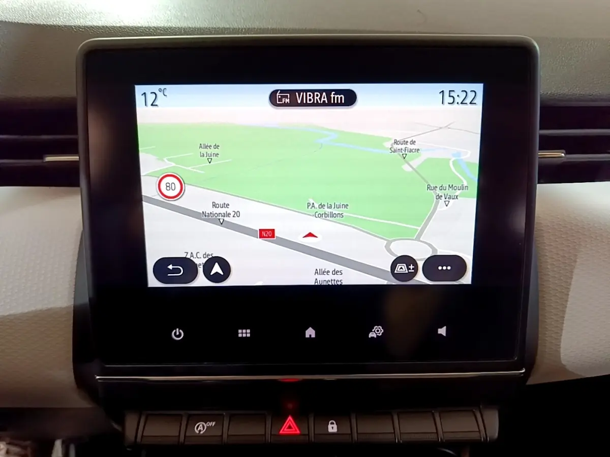 Écran tactile central de navigation 7 pouces affichant une carte, tableau de bord beige de Renault Clio gris foncé 2022.