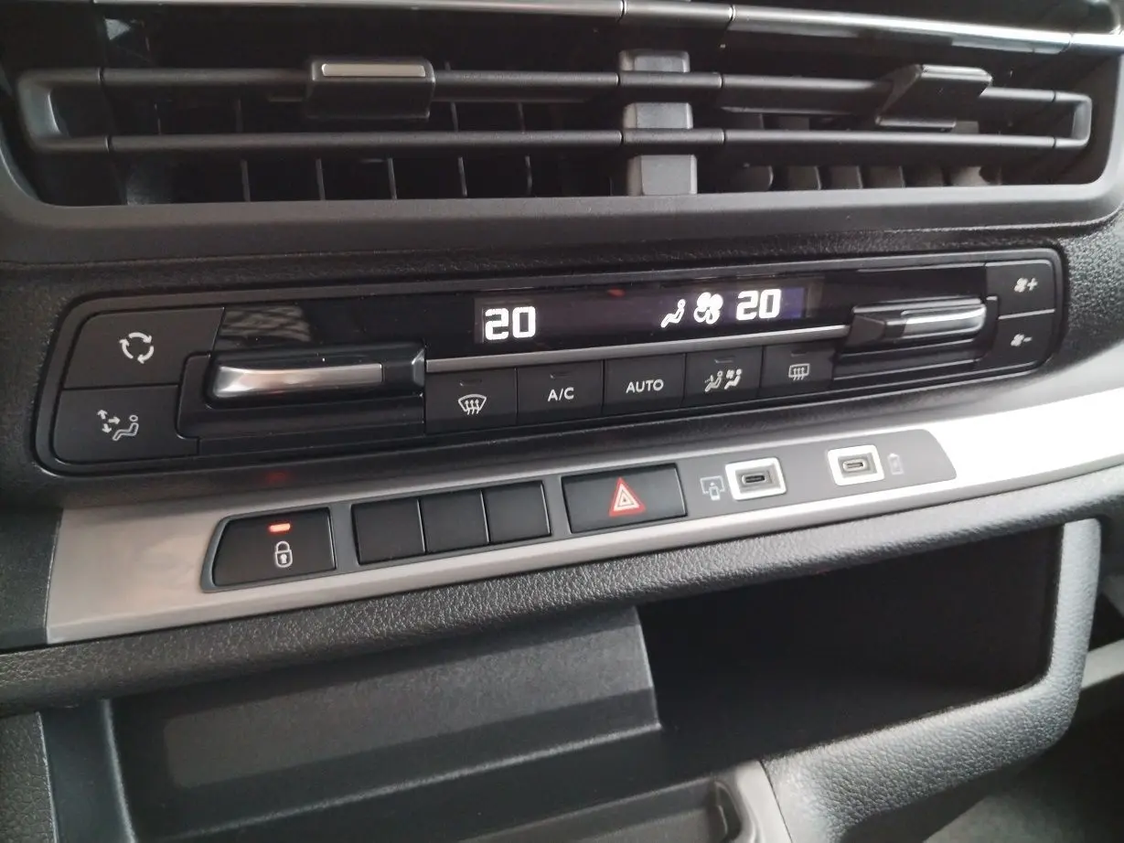 Détail de la console centrale du Fiat Ulysse noir Perla 2026, affichant la climatisation automatique à 20°C.
