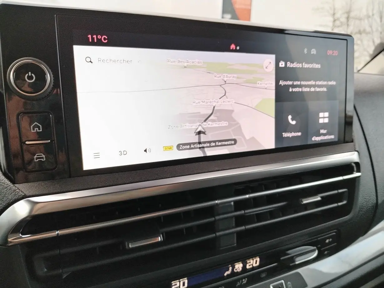 Écran tactile central avec navigation et commandes climatisation dans l'habitacle du Fiat Ulysse noir Perla 2026.