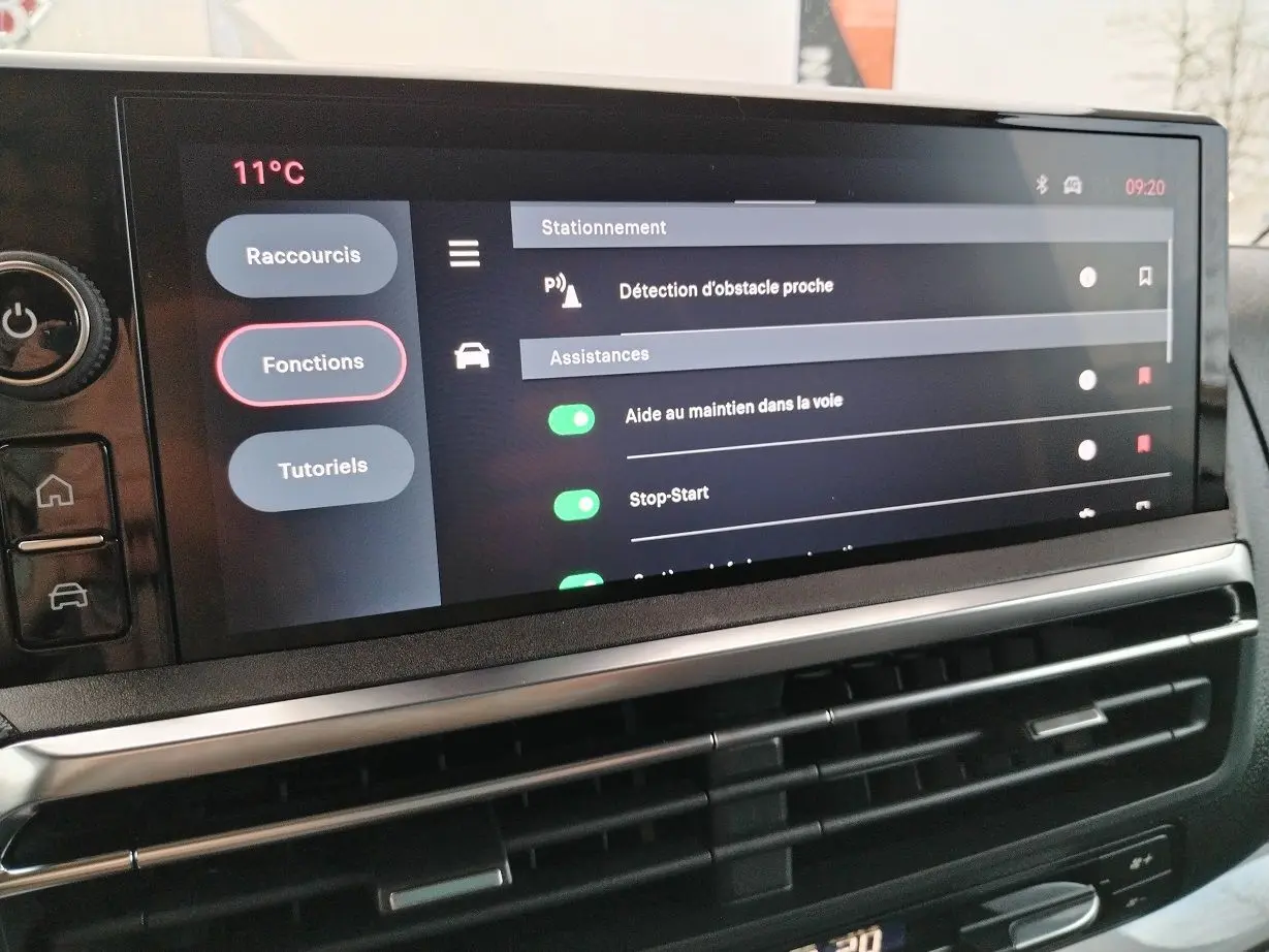 Écran tactile intérieur du Fiat Ulysse XL 2026 affichant les options d'assistance à la conduite, avec tableau de bord noir.