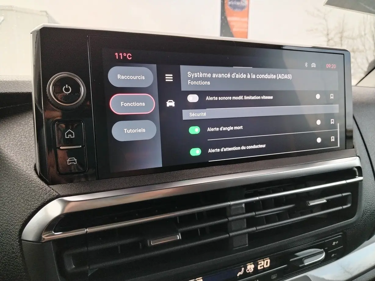 Écran central tactile du tableau de bord du Fiat Ulysse XL 2.2L Diesel, affichant les options d’aide à la conduite.