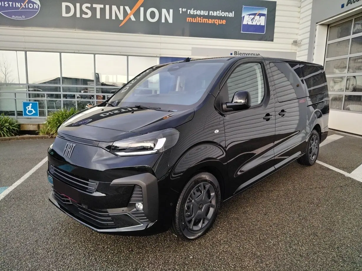 Vue 3/4 avant d’un FIAT Ulysse XL noir perla, mettant en valeur ses lignes modernes et ses phares LED distinctifs.