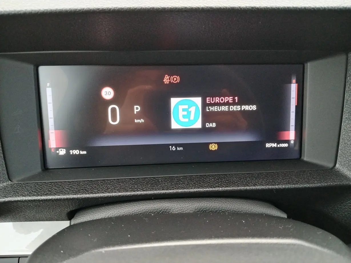 Tableau de bord numérique du Fiat Ulysse 2026 affichant la vitesse, la radio Europe 1 et l'autonomie restante.