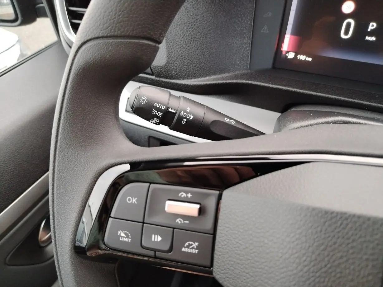 Gros plan sur le volant noir du Fiat Ulysse 2026, avec commandes intégrées et levier de clignotant visible.