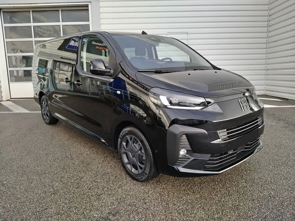 Vue 3/4 avant droite d’un FIAT Ulysse noir Perla, mettant en valeur sa calandre moderne et ses jantes spécifiques.