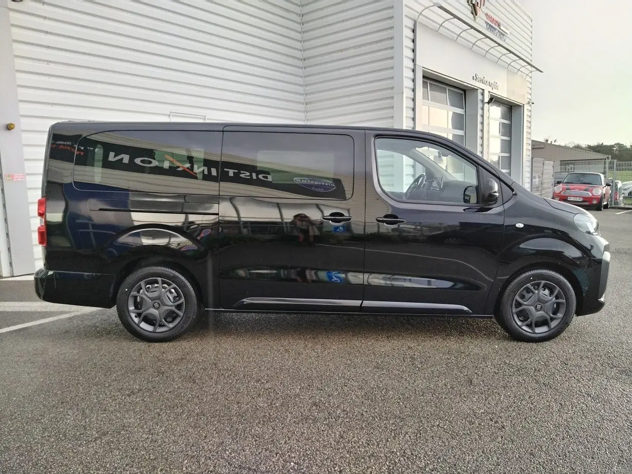 Vue de profil côté gauche d’un FIAT ULYSSE XL noir perla, grand monospace 9 places avec jantes alliage sombres.