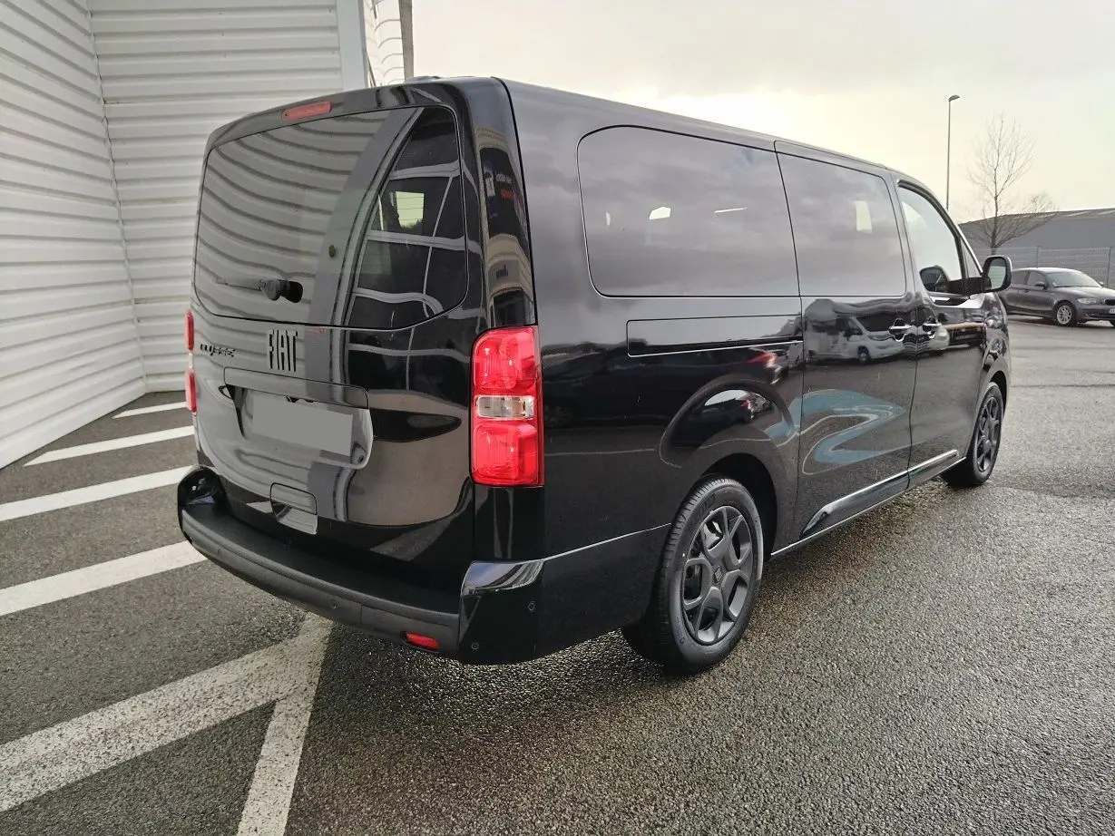 Vue 3/4 arrière droite d’un FIAT ULYSSE XL noir perla, fourgon spacieux avec feux arrière rouges et vitres teintées.