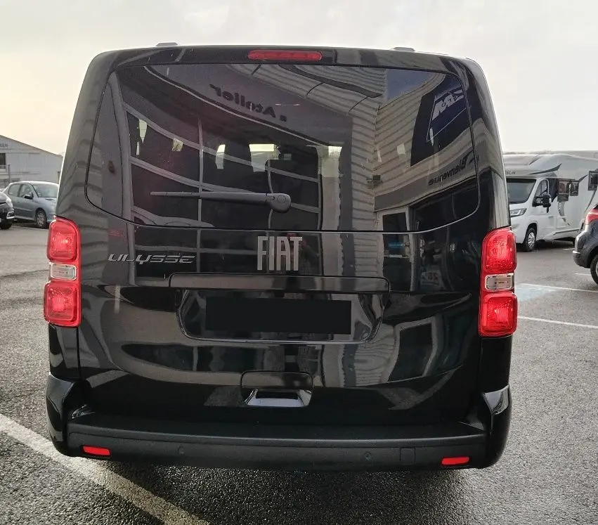 Vue arrière d'un FIAT Ulysse noir Perla 2026 avec hayon, feux rouges verticaux et logo FIAT centré.