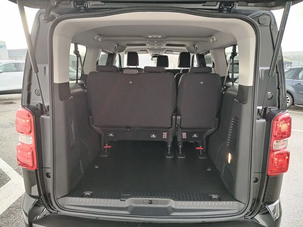 Vue arrière du FIAT ULYSSE noir Perla avec hayon ouvert, montrant l'espace intérieur et les sièges arrière.