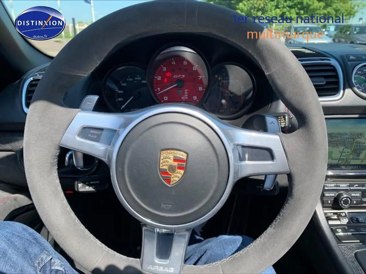 Volant sport en alcantara avec compteur rouge GTS d'une Porsche Boxster 981 vue de face côté conducteur.