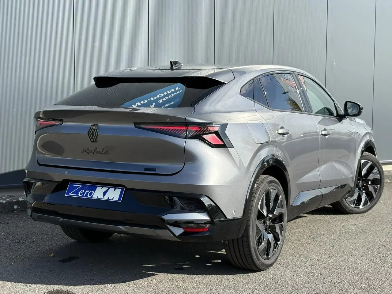 Vue 3/4 arrière droit d'un Renault Rafale gris schiste avec jantes noires et feux arrière LED à effet glaçon flottant.
