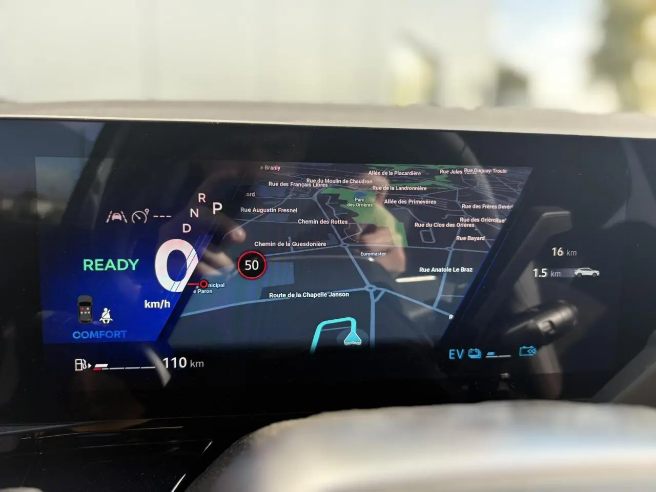 Tableau de bord numérique de Renault Rafale E-Tech 2025 affichant navigation et vitesse en mode confort.