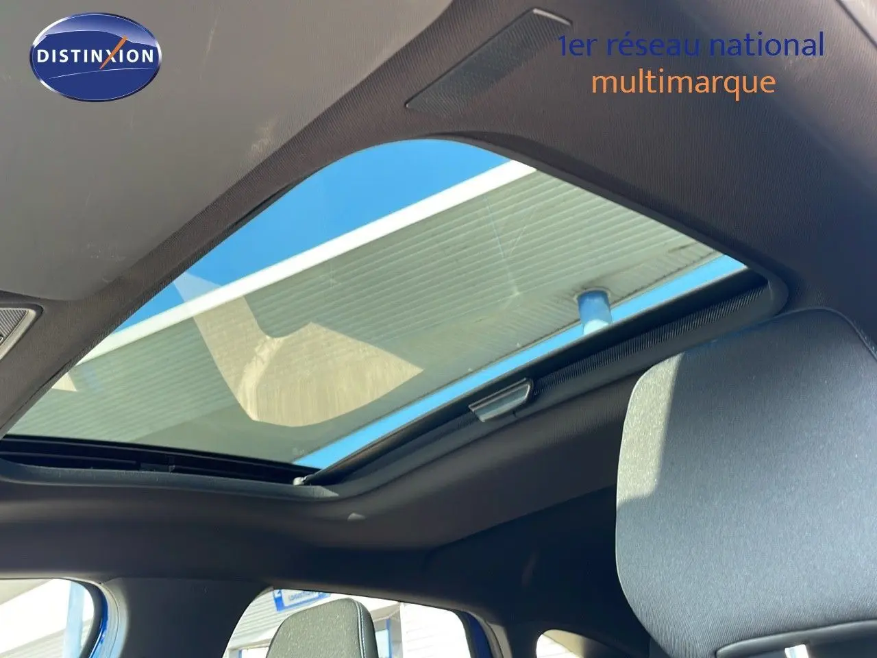 Toit ouvrant panoramique ouvert sur l'intérieur noir du Renault Captur E-Tech Hybrid 2025, vue côté droit.