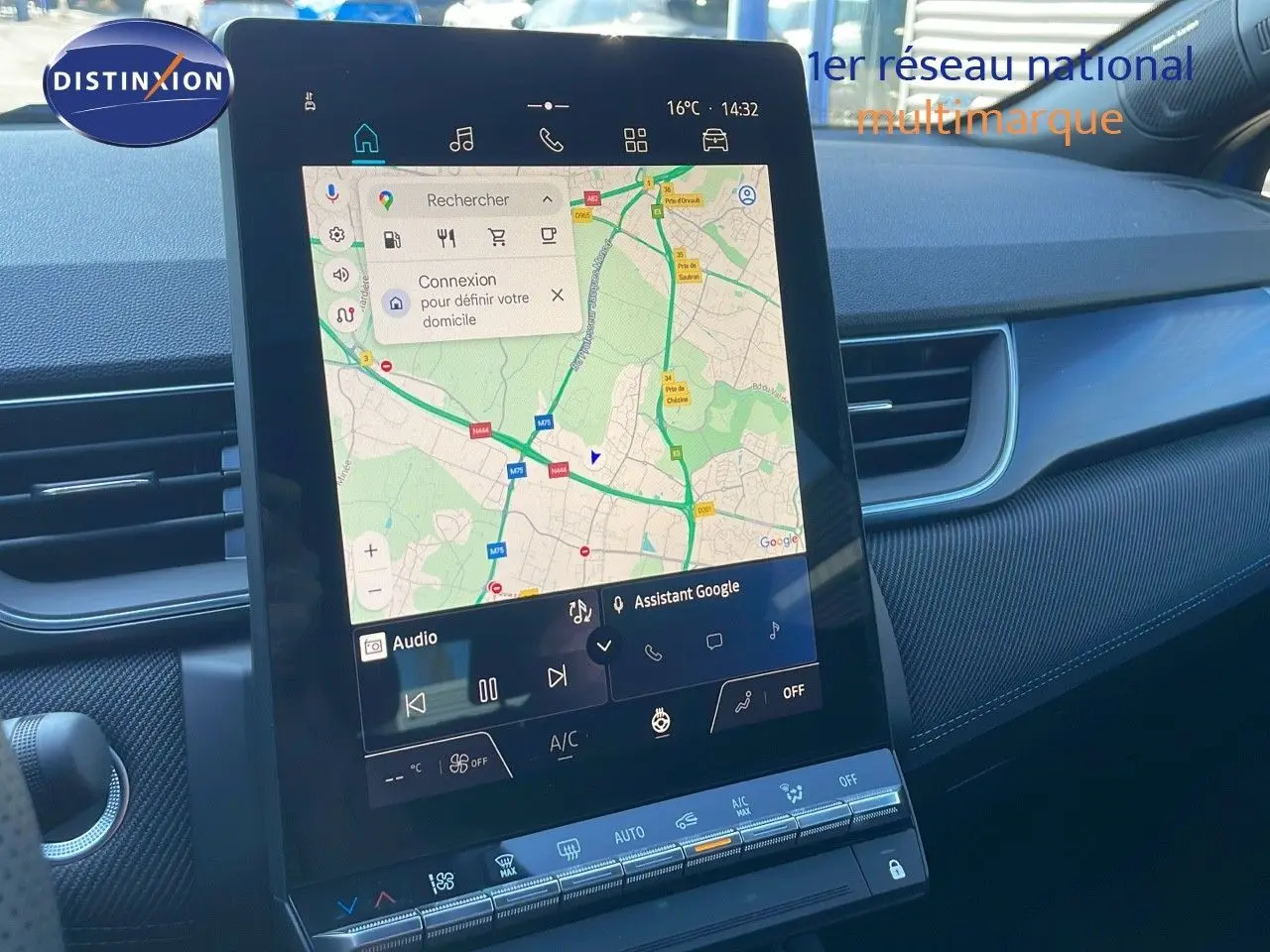 Écran tactile central du tableau de bord du Renault Captur E-Tech hybride 2025 avec navigation Google Maps affichée.