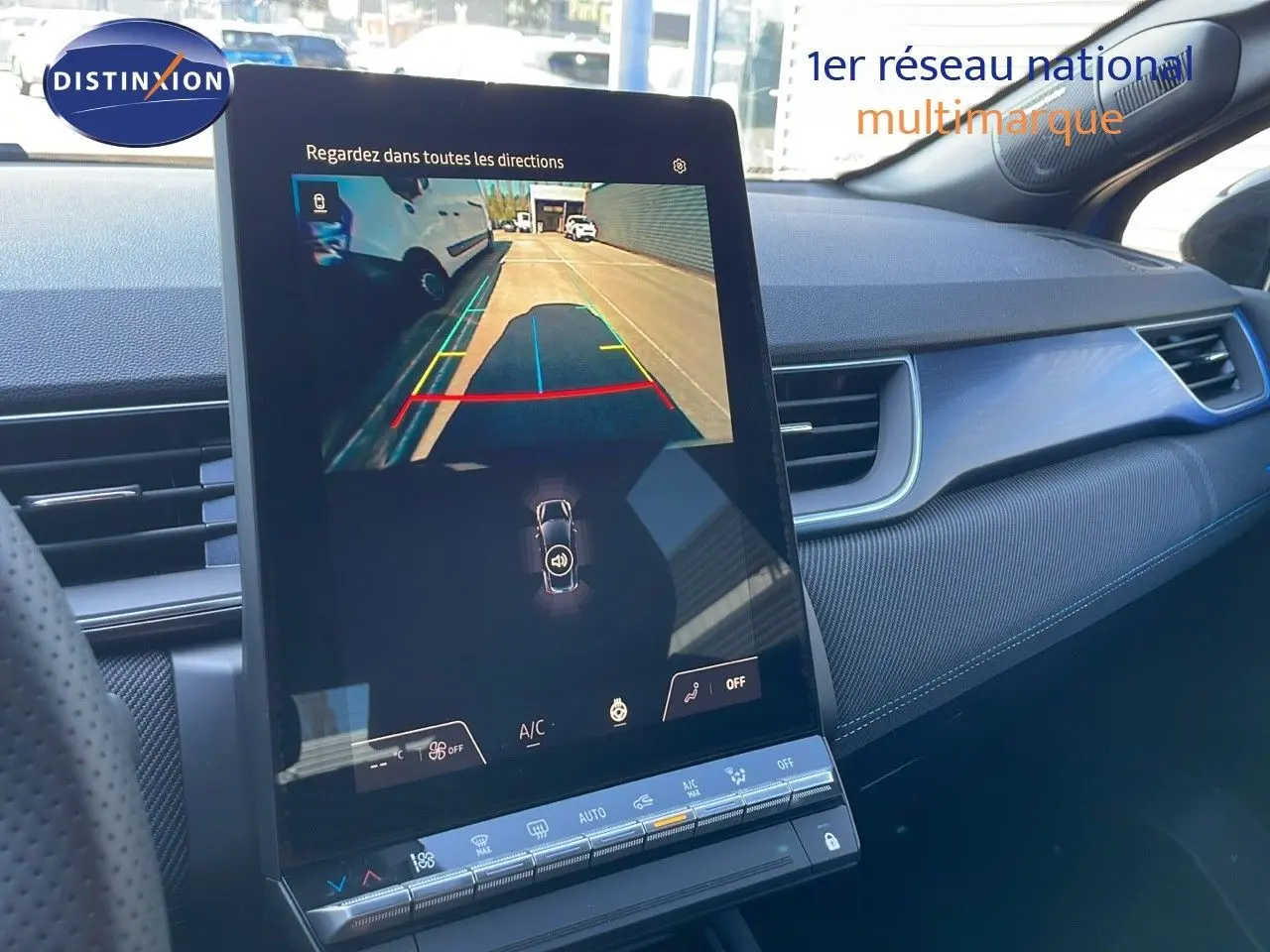Écran central affichant la caméra de recul dans l'habitacle bleu iron metal et noir du Renault Captur E-Tech Hybrid 2025.