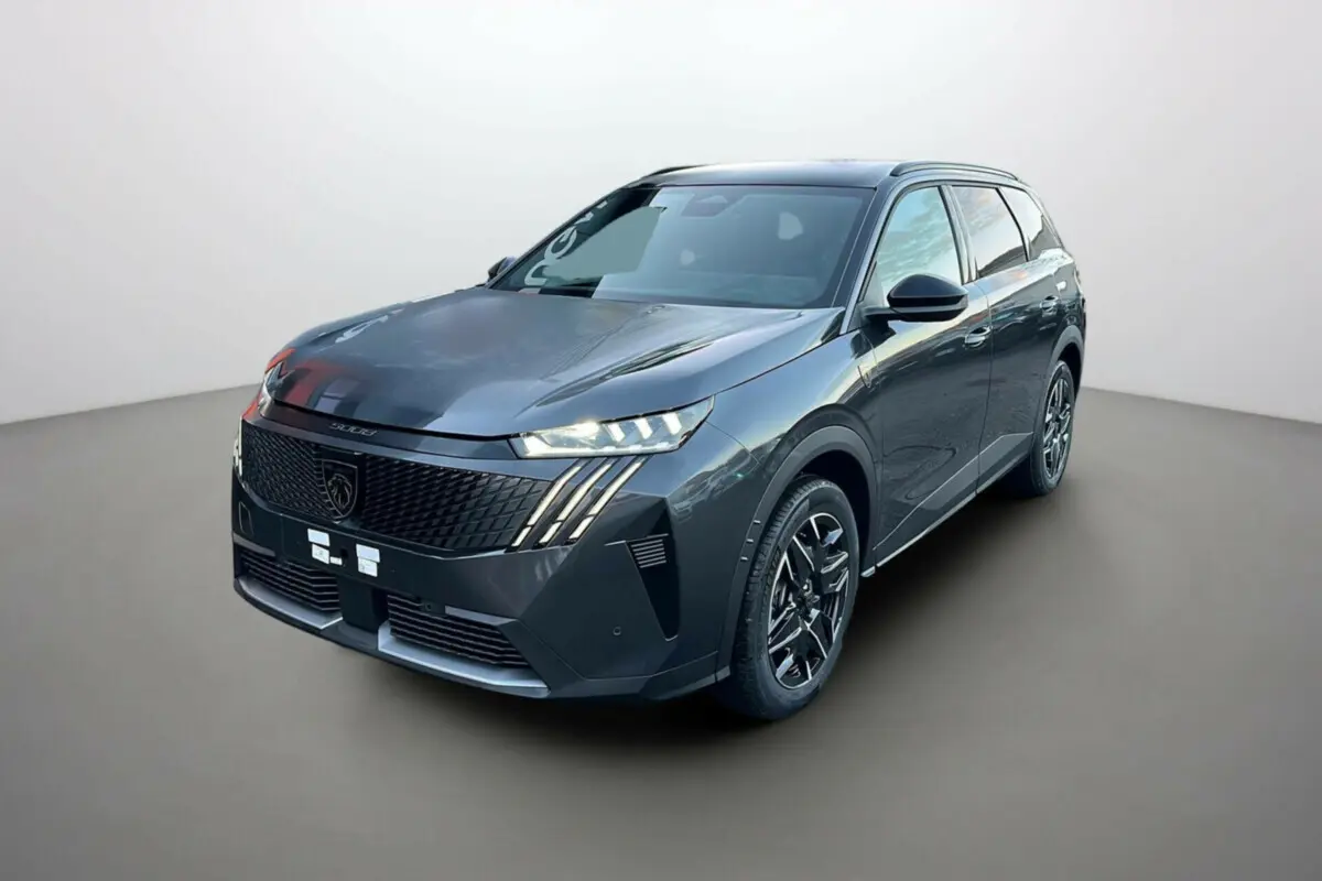 Peugeot 5008 Hybrid 145 GT Alcantara gris titane 3/4 avant avec toit noir et phares LED allumés.