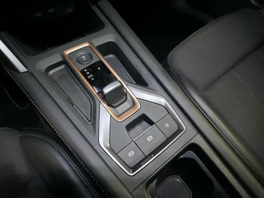 Vue rapprochée de la console centrale noire du CUPRA Formentor 2025 avec levier de vitesses automatique et finitions cuivrées.