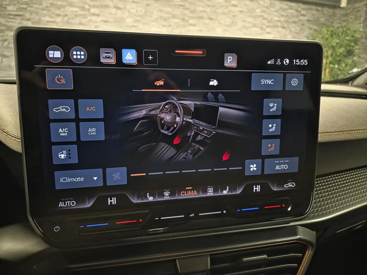 Écran tactile intérieur du CUPRA Formentor noir, affichant les commandes climatisation et tableau de bord digital.