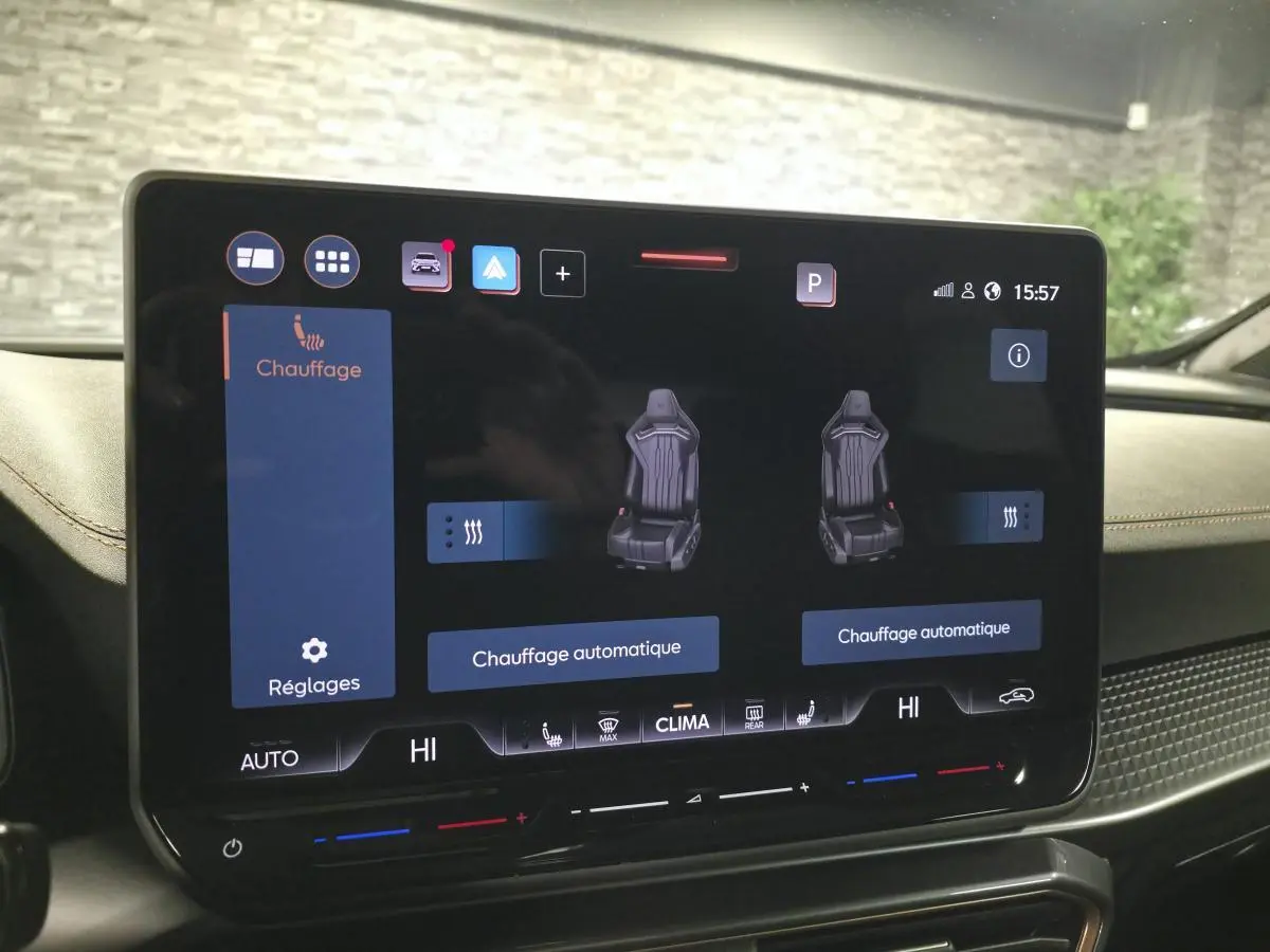 Écran tactile central du tableau de bord affichant les réglages de chauffage des sièges dans un CUPRA Formentor noir.