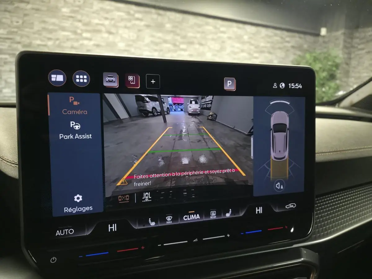 Écran tactile intérieur affichant la caméra de recul et l'assistance au stationnement du CUPRA Formentor noir.