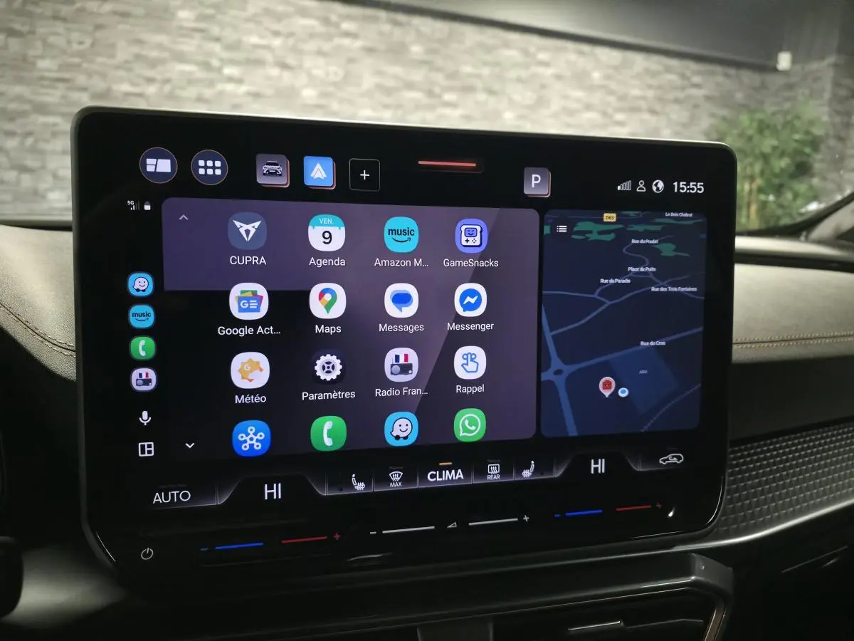 Écran tactile HD 12,9'' du tableau de bord du CUPRA Formentor 2025, affichant navigation et applications connectées.