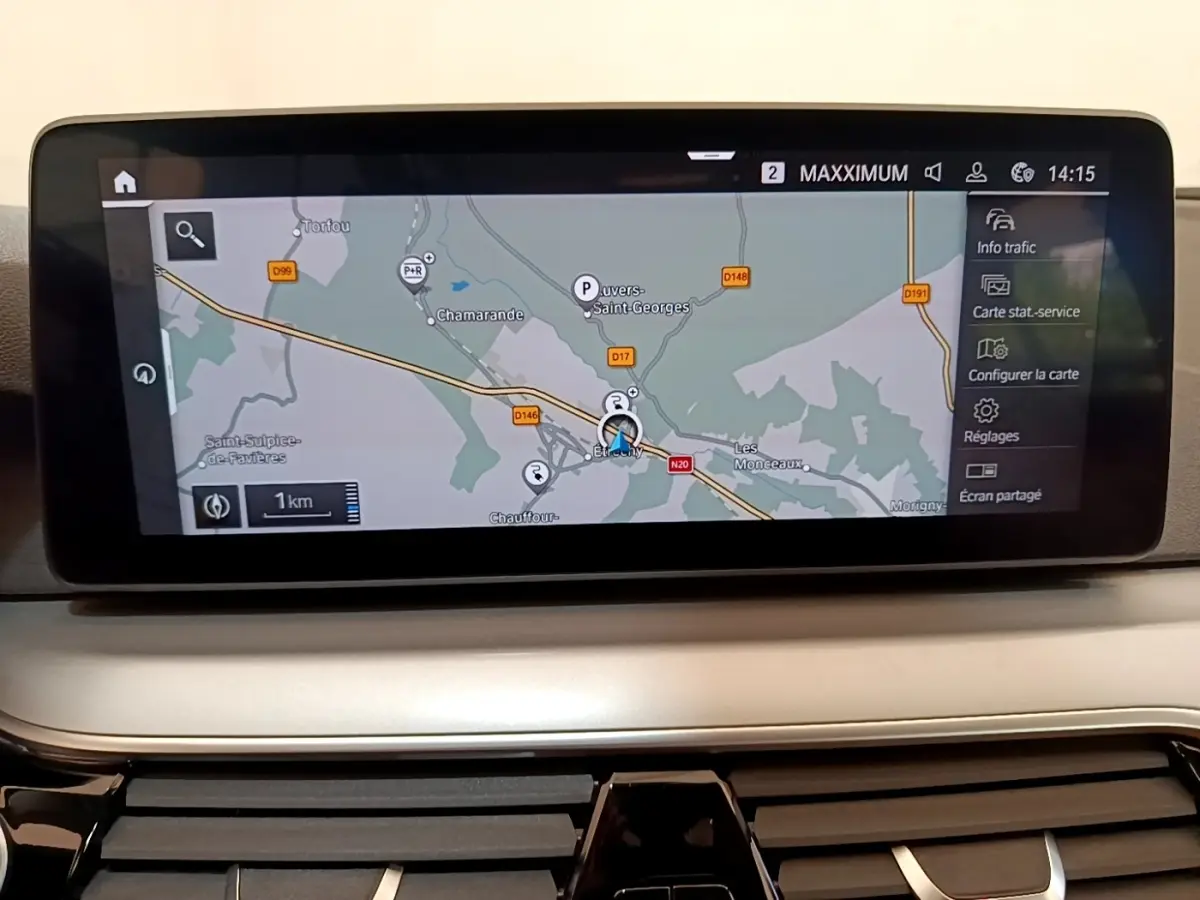 Écran tactile central de navigation de la BMW Série 5 Touring 530e 2022, affichant une carte routière.